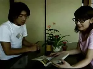 情熱的な十代の娘は自分自身にお菓子を与え ...