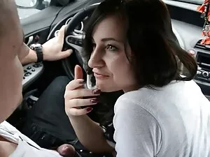 縛られ、猿轡され、無力に剥がされた 女の ...