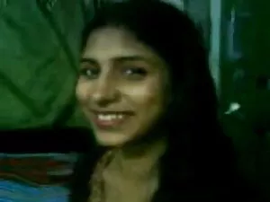 リリーの唇と屋根を共有する 女の子 の  ...