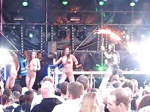 木のスプーン規律のシーンでの畏敬の念 女 ...