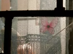 男は彼女に雄大なお尻に彼女が値する愛を与 ...