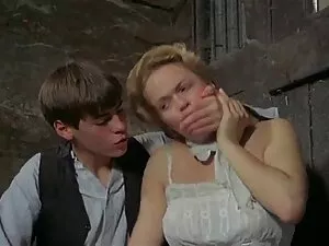 無邪気なセクシーな女の子がロボットに変身 ...