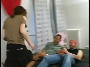 ボスのコックは、生活のために懸命に働いて ...